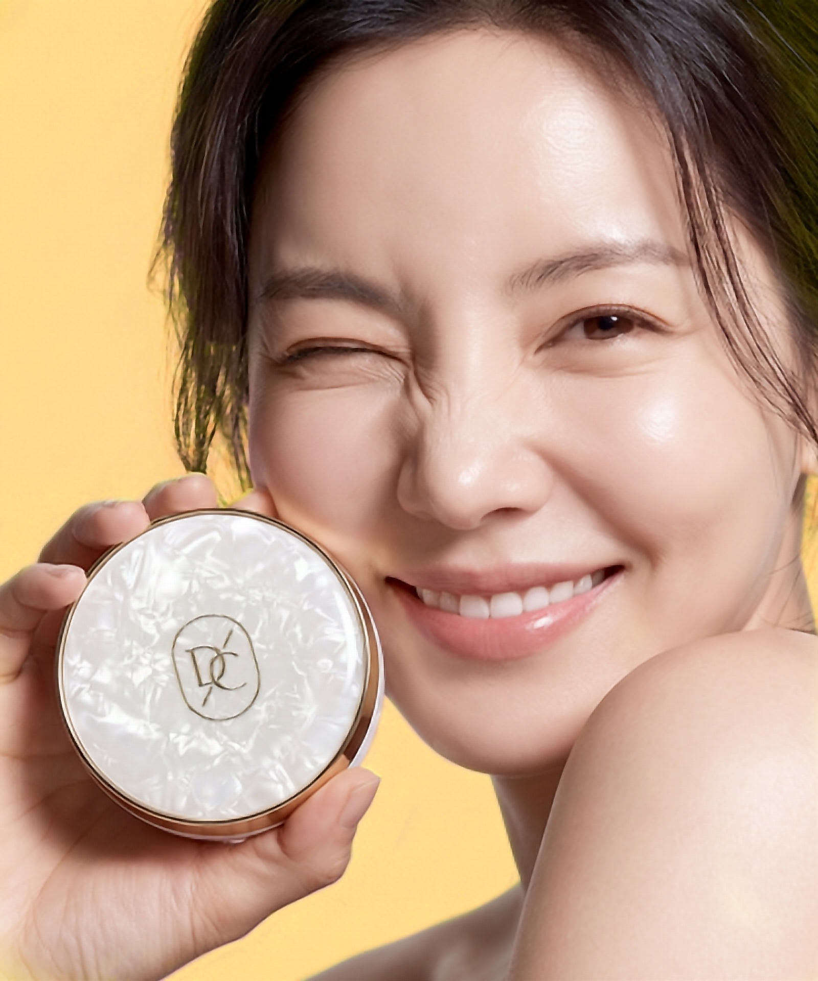 Doctor.3 Wrinkle Fill Cover Pact with model